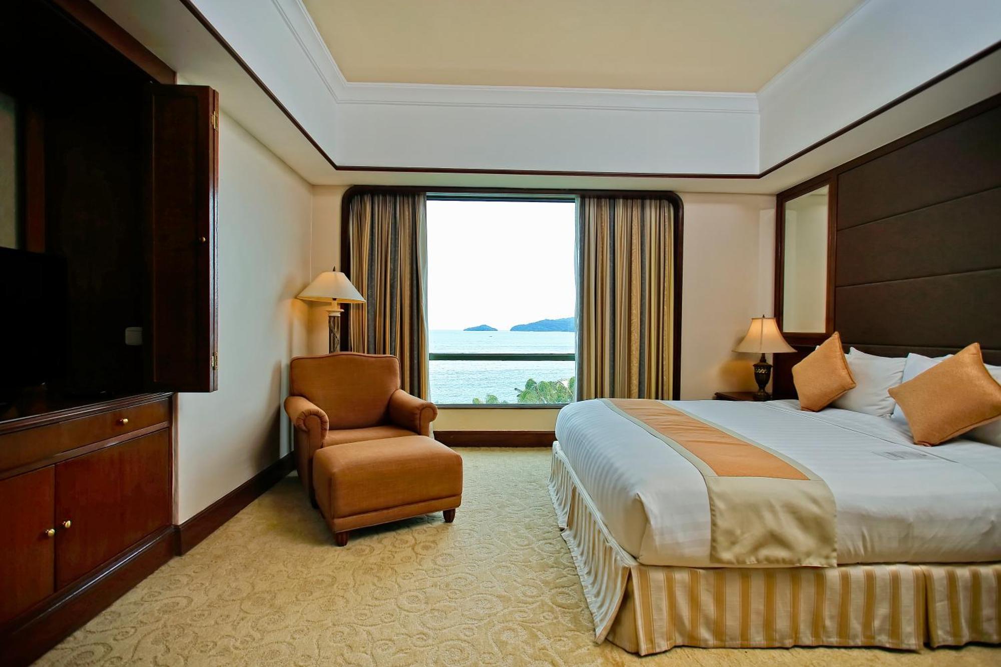 Отель The Pacific Sutera Кота-Кинабалу Экстерьер фото A room at the hotel